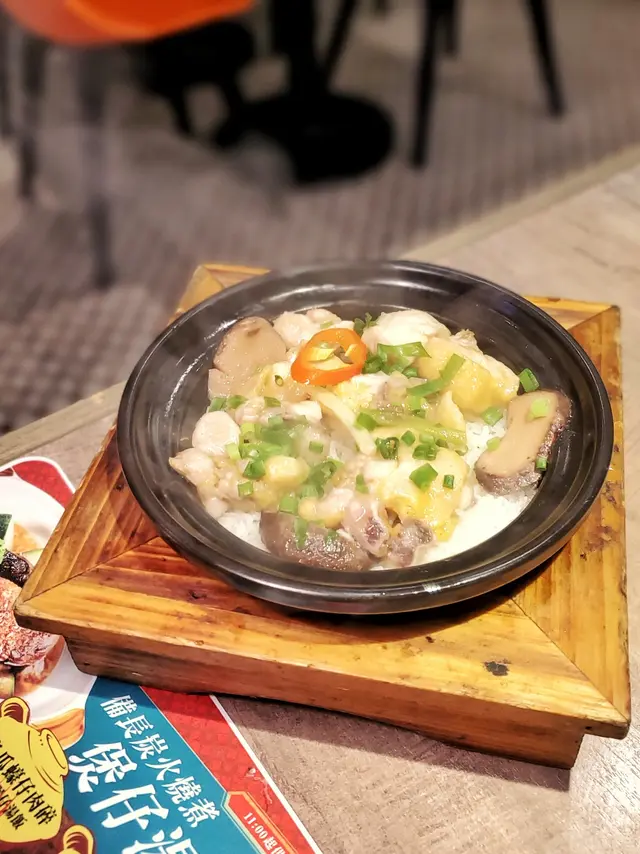 北菇滑雞煲仔飯