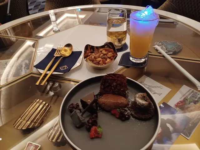 雷擊充滿檸檬帶甜特飲。飲後微醉。朱古力聯盟係全 Dark Chocolate 小食。苦中帶甜。