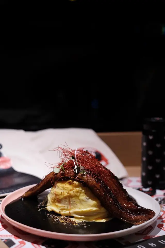 蒲燒原條鰻魚黑咖哩蛋包飯