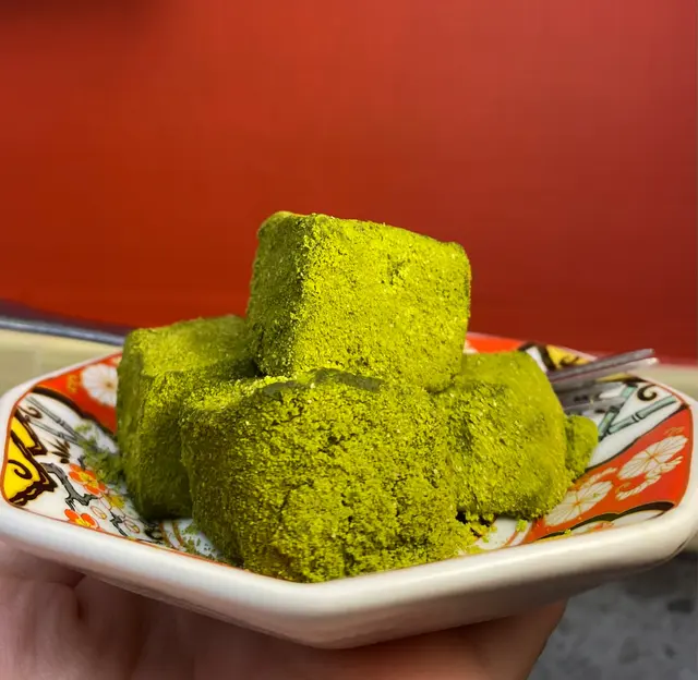 超級推薦🥰蕨餅既質感好輕盈柔軟😍除咗本身蕨餅嘅甜味,仲有淡淡的綠茶甘苦。正!