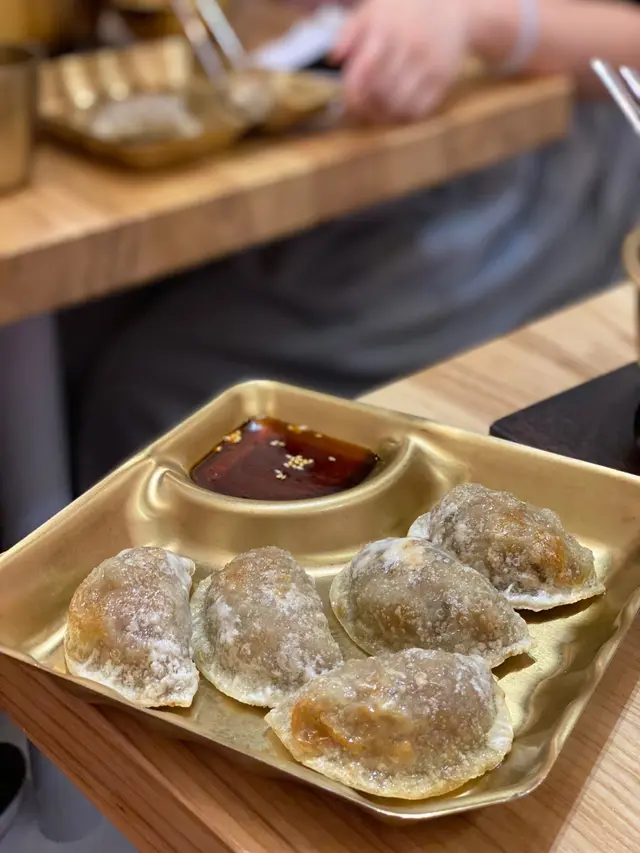 每隻餃子都脹卜卜，皮薄餡滿，好juice
