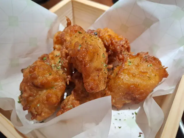 炸雞 (配上甜辣醬)