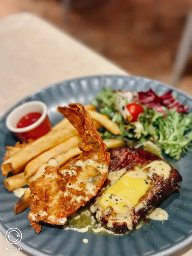 牛油香蒜牛柳伴脆炸龍蝦尾配配芥末籽蜜糖醬