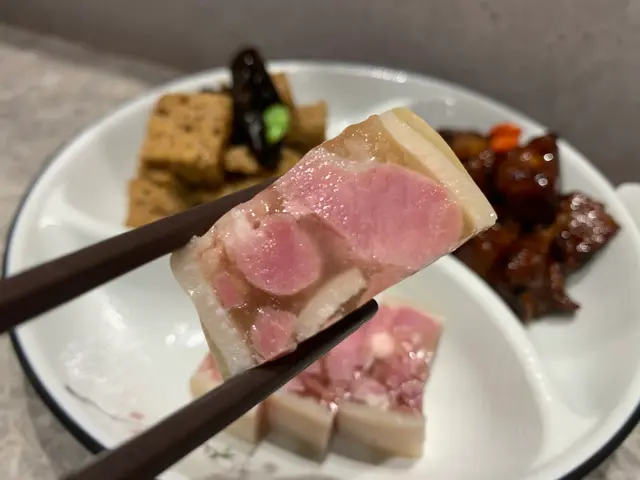 水晶肴肉腍嫩，味道鹹香