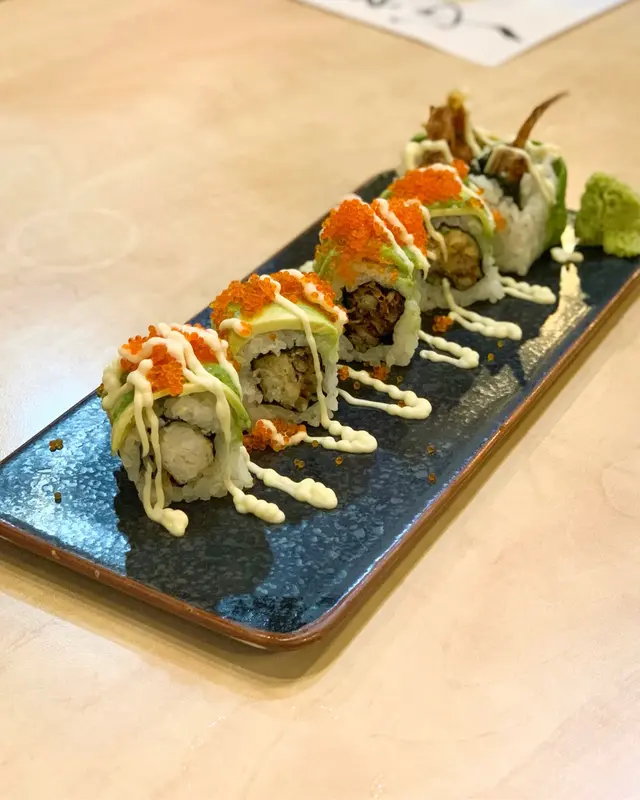 牛油果軟殼蟹卷