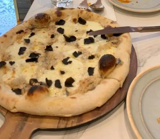 Truffle Mushroom Pizza 磨菇松露披薩