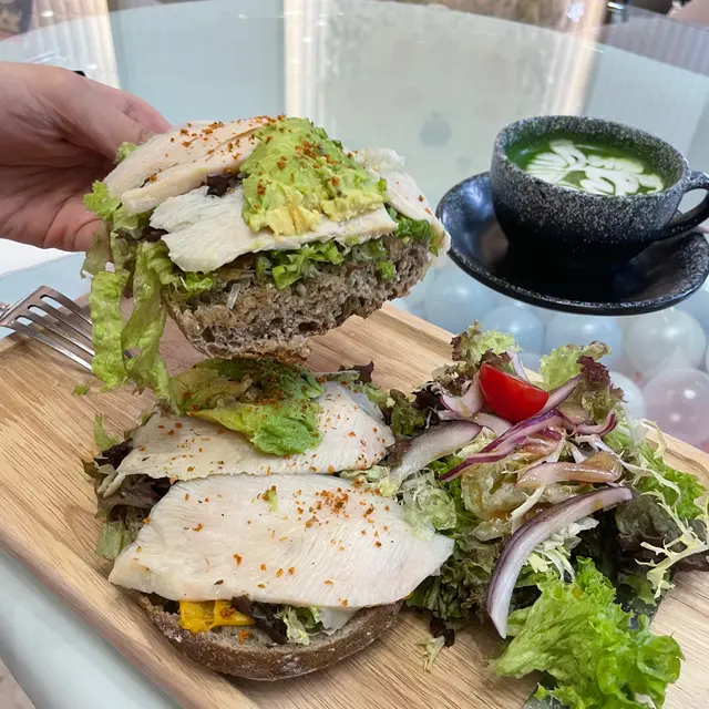 慢煮雞胸配牛油果法國黑麥多士