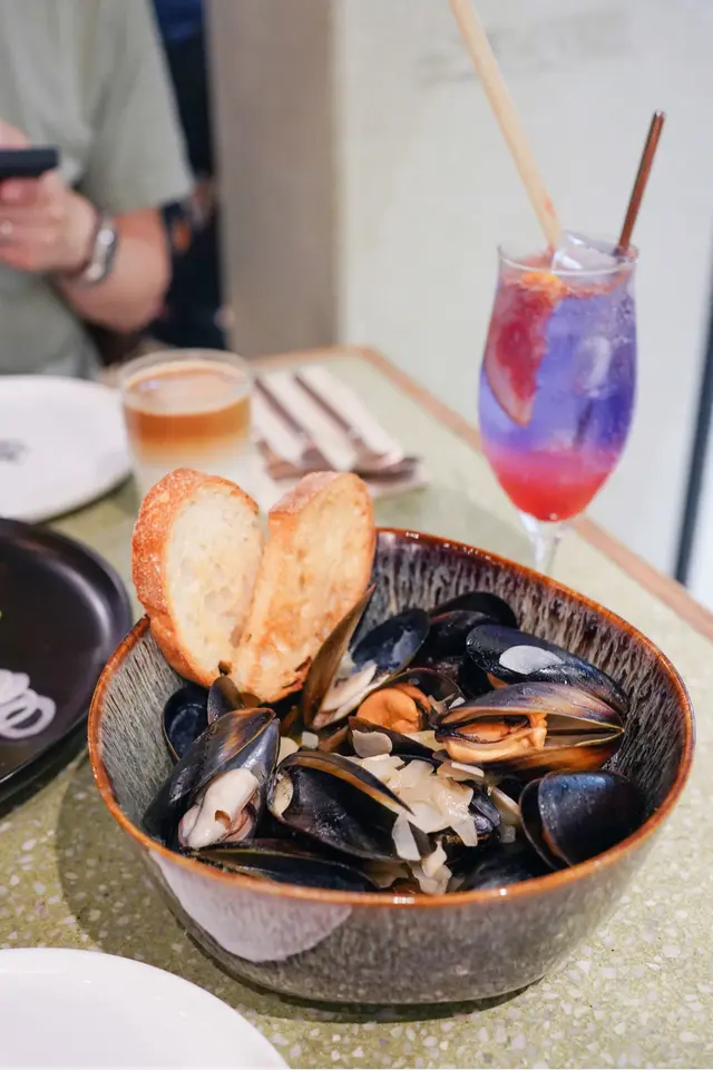 新鮮青口配蒜香白酒牛油汁