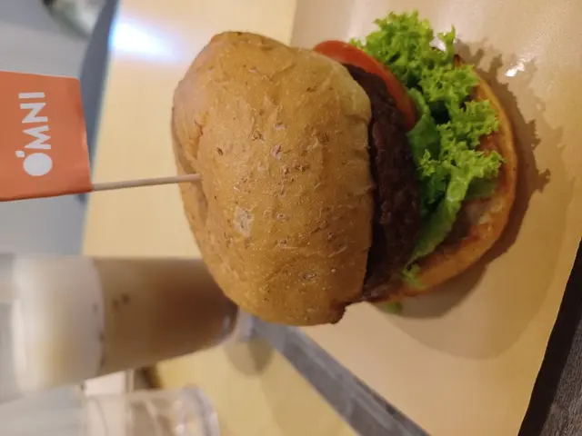 個素漢堡好似係真牛肉。食落好多肉汁。