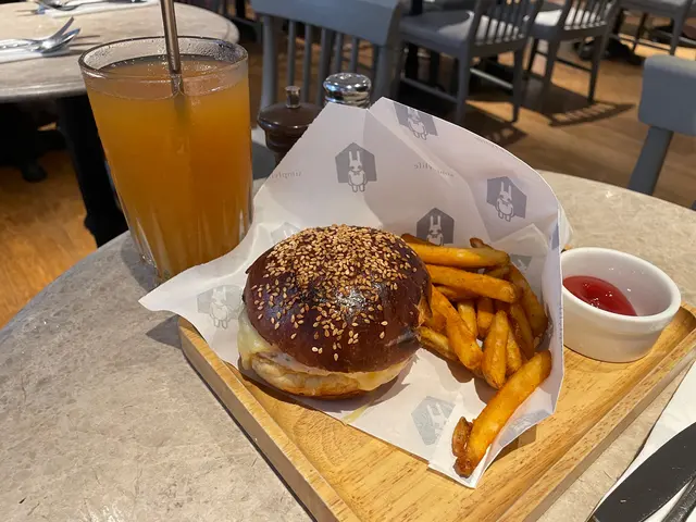 哥達芝士雞肉漢堡伴香辣薯條