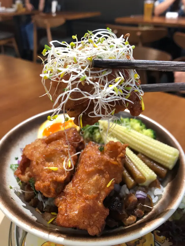 香酥雞球滷肉飯便當