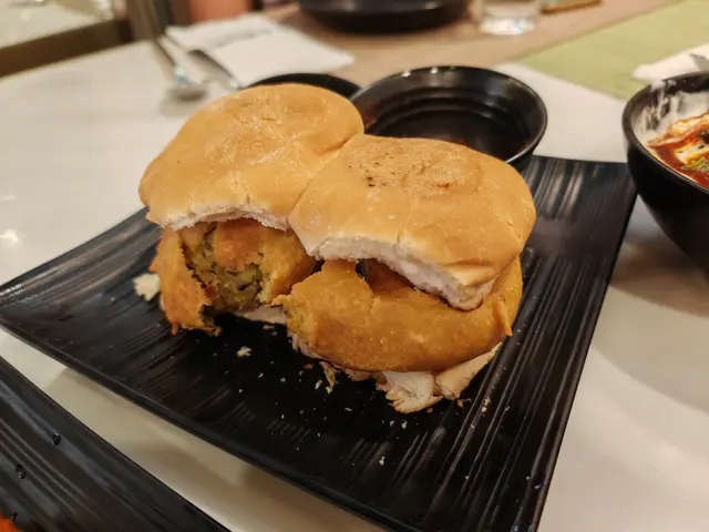 炸咖喱薯仔球夾麵包