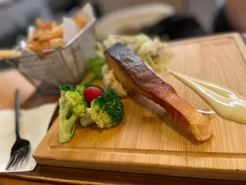 煎三文魚伴薯蓉伴菜