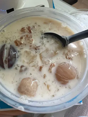 桃膠雪燕雪蓮子牛奶糖水