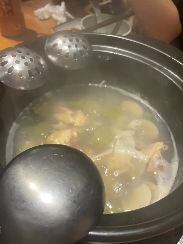 好滋潤嘅花膠雞湯,不過有少少胡椒味🫕