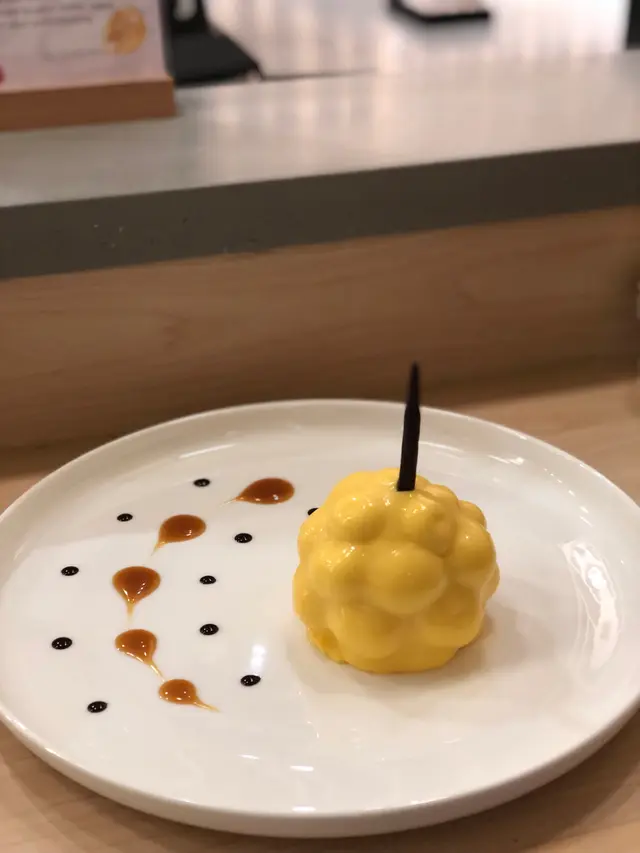 該店獨家出品的「咖啡果實黃波慕絲蛋糕」