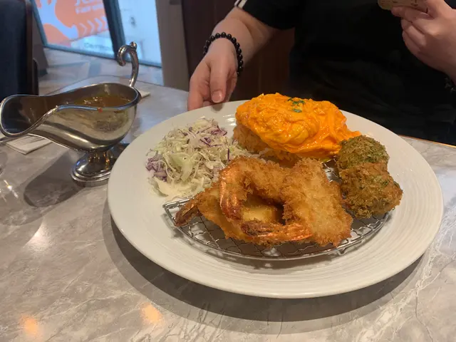 日式咖喱吉列蝦拼帶子蛋包飯 配 雜菜沙律