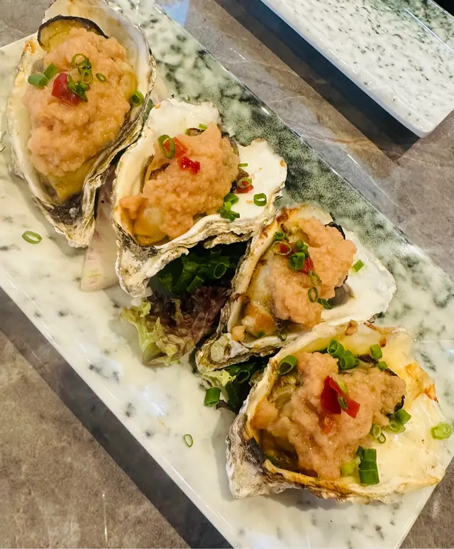 燒蠔上放滿自家調配的新鮮蒜蓉,配剛好不會老的大大只燒蠔~正🤤