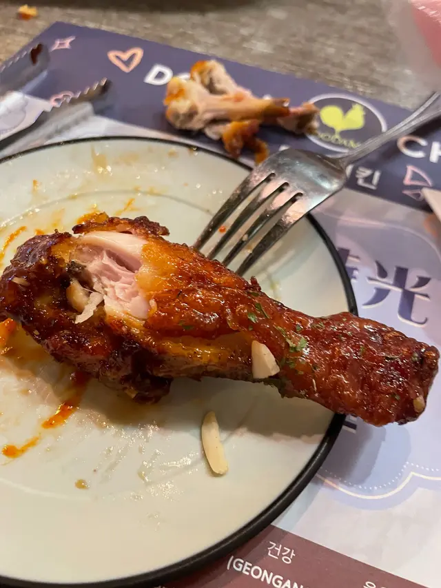 食炸雞係必須既! 而且一定要叫有骨! 我試過無骨同有骨,無骨相當係無咁juicy,而且有骨食落都有感覺D!!!
今次我地半半炸雞,食左佢甜辣口味同醬油蒜味炸雞
新鮮炸起的炸雞,一上枱我地就迫不及待戴手套食,點知! 熱到拎唔起 XD
炸雞炸得相當好,夠乾身夠脆,而且唔會有過多炸粉。而咬落去,肉汁爆發,肉質好又嫩滑,名副其實外脆內嫩!