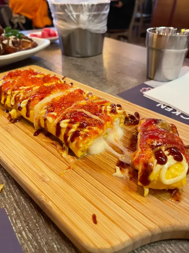 每次黎我都會叫呢個雞蛋卷,就算2個人黎我都會照叫~
一上枱佢既外表已經好吸引,厚厚既蛋卷,上面有茄汁同黃芥辣醬,加上上面有海量既蟹籽粒粒,打卡一流
而且,一切開,中間D芝士流曬出來,每一件都會拉絲,入面好足芝士!
芝士、雞蛋、芥末醬、茄汁加蟹籽粒粒,層次好夾,每一啖都好滿足~ 雞蛋卷又嫩滑,芝士好多但好creamy,唔會係好硬既芝士,好滿足好幸福!!!