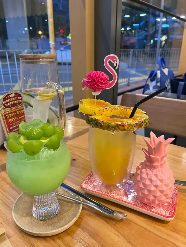 pineapple hat, fresh grape & apple yogurt soda