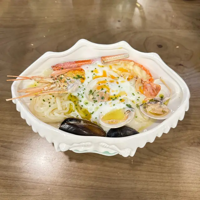 雞油花雕蛋白蒸大頭蝦海鮮拌烏冬