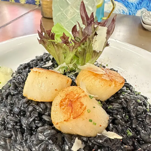 香煎北海道帆立貝墨魚汁意大利飯