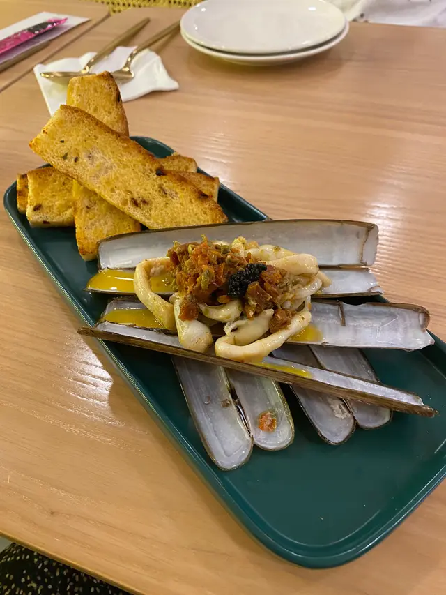 牛油蟶子配蒜香包