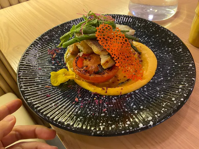 香煎比目魚配意式蕃茄龍蝦汁