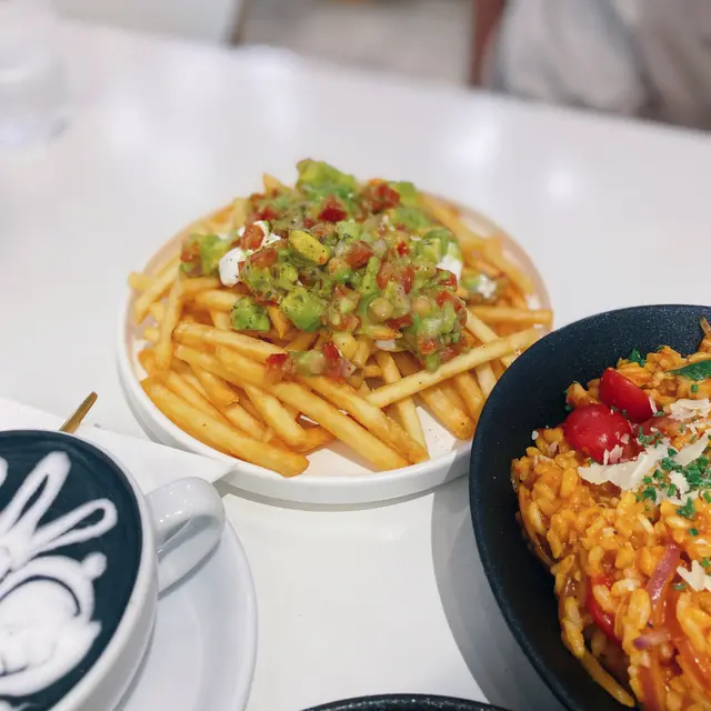 牛油果莎莎醬炸薯條