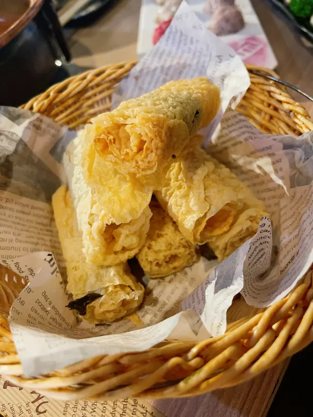 呢款響鈴,捲埋紫菜一齊炸,多咗炸紫菜嘅香脆之外又有濃香嘅豆皮味,鍾意食響鈴嘅朋友一定要試吓。