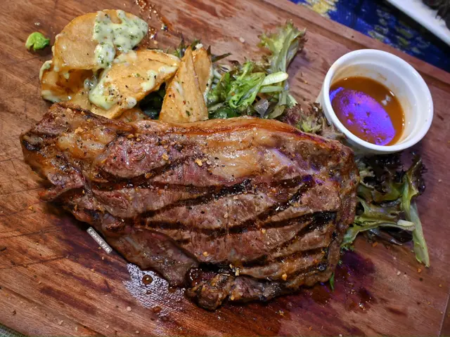 炭燒美國頂級Prime安格斯肉眼伴蒜蓉香草醬薯角