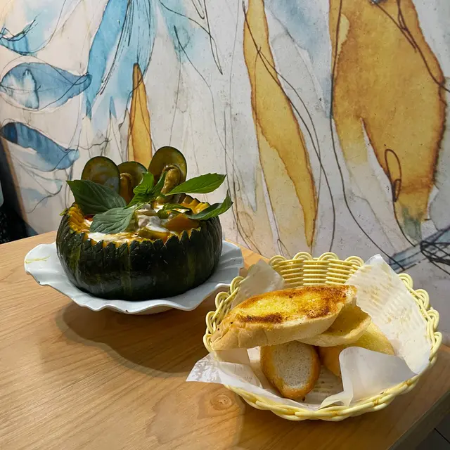 南瓜咖哩海鮮加配蒜蓉包