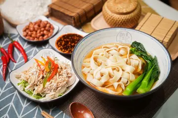 手撕鸡刀削面