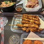 2人餐：泰式雞肉炒河、燒豬頸肉飯、雞肉串燒、蝦餅