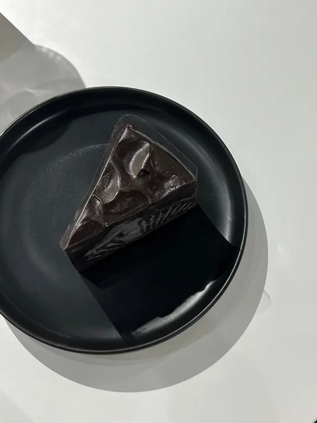 這份蛋糕🍰外皮有層像是厚挺甜甜的巧克力醬包裹 巧克力海綿蛋糕🍰
中間也有一層薄薄的巧克力🍫醬 不愛甜的朋朋們 也可以吃這份😌
而蛋糕的尾巴 就留待螞蟻🐜人來處理就好 哈哈哈😆大家有得吃~~