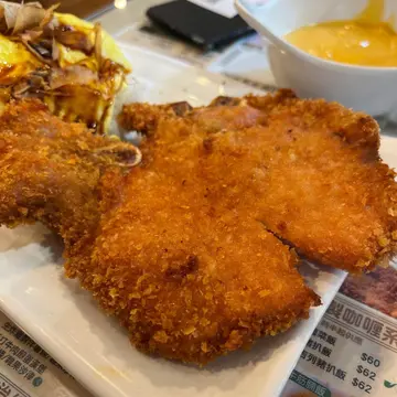 吉列猪扒漩涡蛋包饭