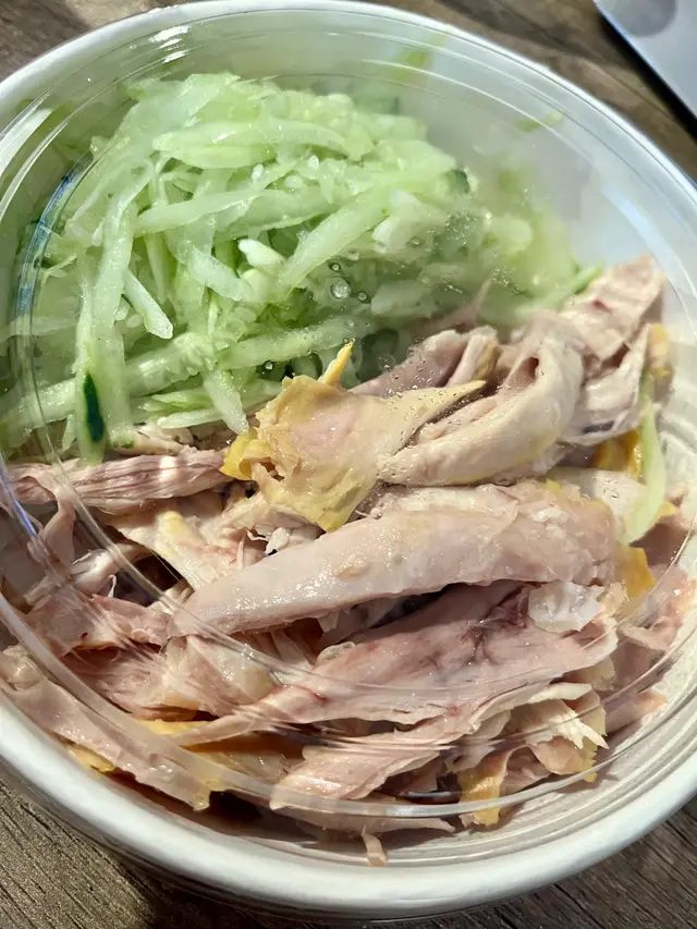 輕食之選：鹹香去皮手撕雞