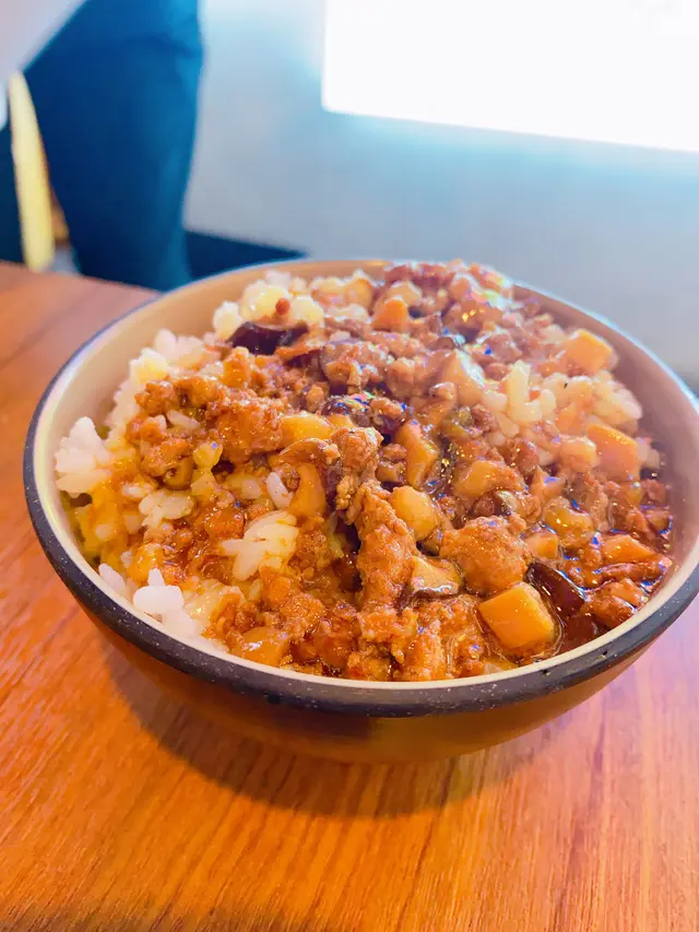 燈籠古早滷肉飯