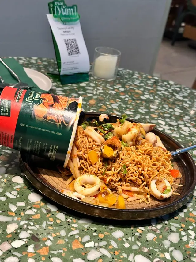 炒麵以冬蔭功味為主角,搭配了多種海鮮,包括魷魚、青口、虎蝦等