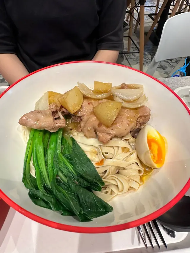 大盤雞脾拌寬麵