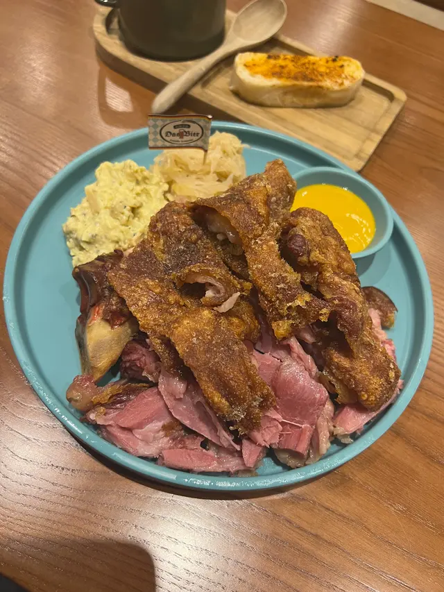 德國鹹豬手配酸菜及薯仔沙律