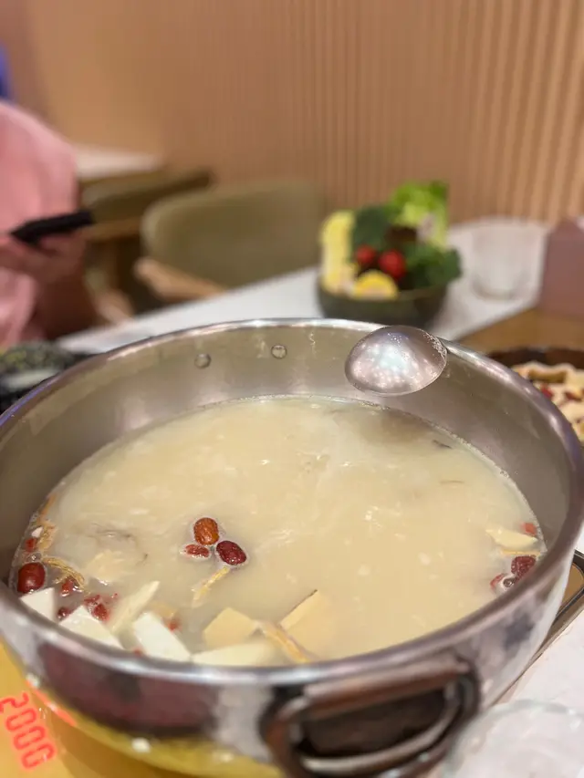 ▶️藥膳花雕花膠醉雞鍋呢個湯底真係冇得頂，佢個花雕勁濃味，好怕花雕同埋藥膳呢兩樣嘢做火鍋唔夠味！但呢間花月宮呢個火鍋真係值得推介大家試吓，👍🏼👍🏼👍🏼未開始烚嘢，我已經飲咗一碗藥膳湯底，真係好濃味，好正👍🏼 另外一碗俾你水滾落嘅花膠醉雞，花膠每舊都好大嚿，好滑，設計浸洗花雕勁入味，放落藥膳鍋煲啲雞超滑，呢個湯底鍋絕對高分我評價超高👍🏼 回頭率🈵🈵🈵🈵🈵💯