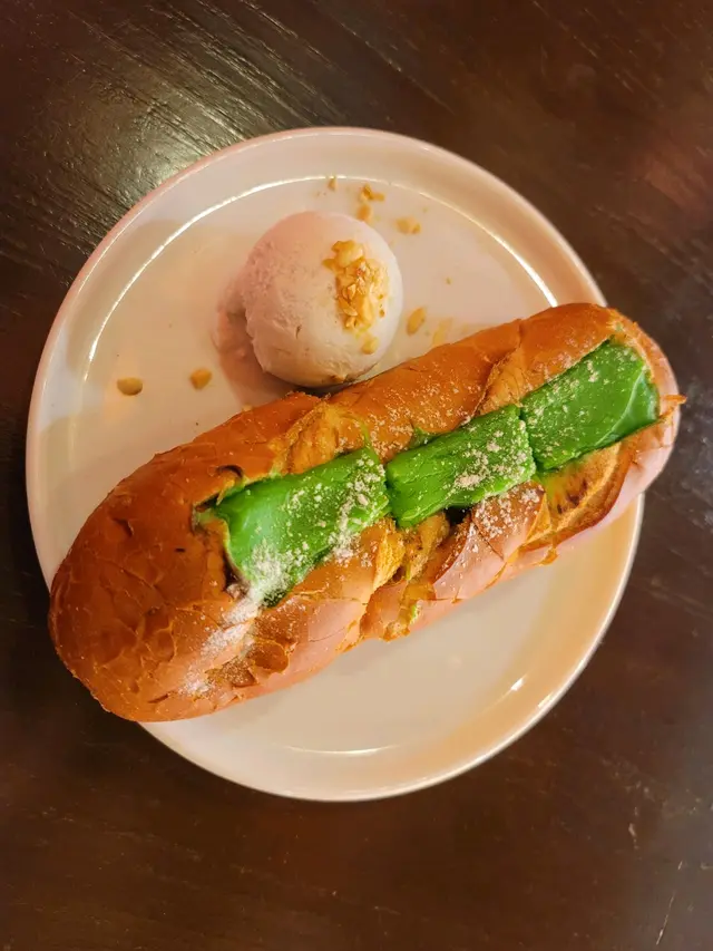 班蘭布甸法包配自家製椰子雪糕