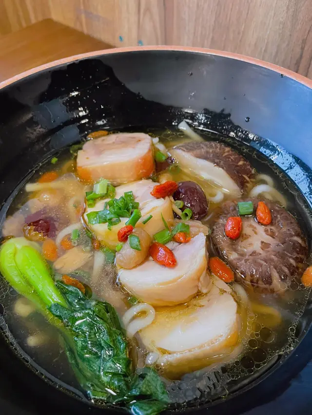 花雕麻油雞湯麵