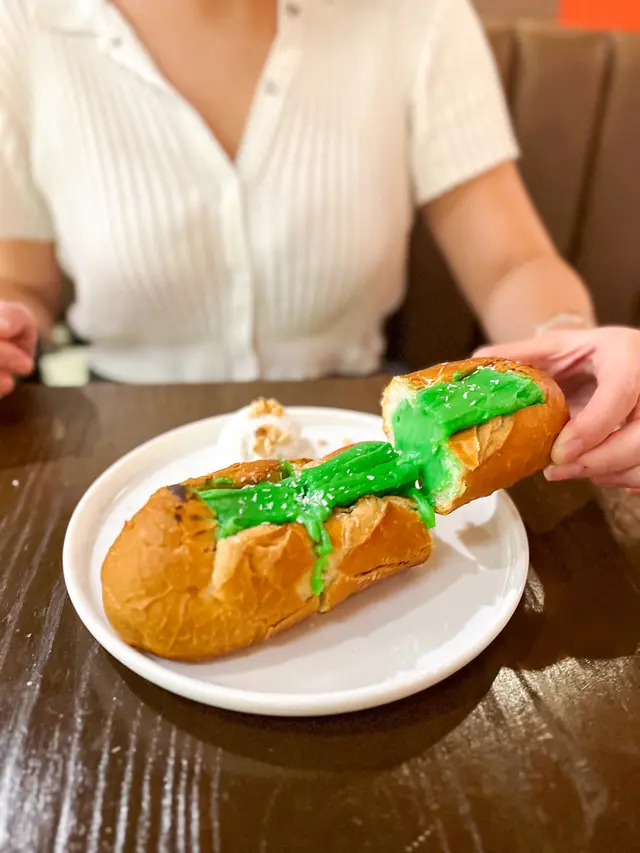 班蘭布甸法包配自家製椰子雪糕