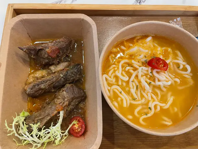 意式牛肋條配蕃茄洋蔥湯蒟弱烏冬