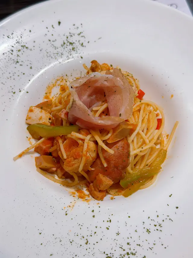 雜肉配巴馬風乾火腿伴香辣蕃茄汁意粉