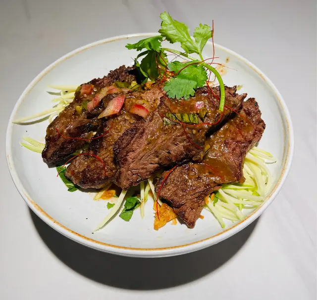 炭燒牛肉配青芒果沙律