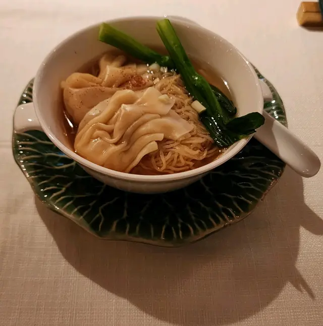 只得兩粒雲吞